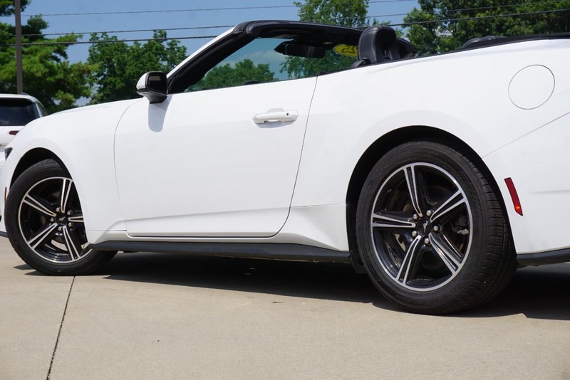 Ford Mustang Vehicle Full-screen Gallery Image 19