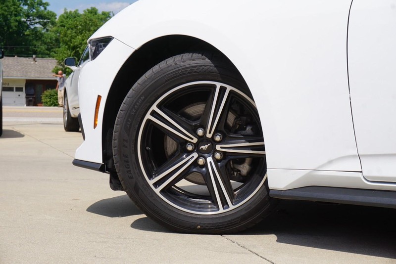 Ford Mustang Vehicle Full-screen Gallery Image 20