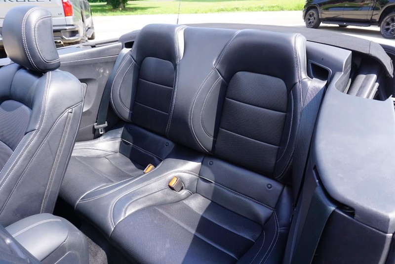 Ford Mustang Vehicle Full-screen Gallery Image 30