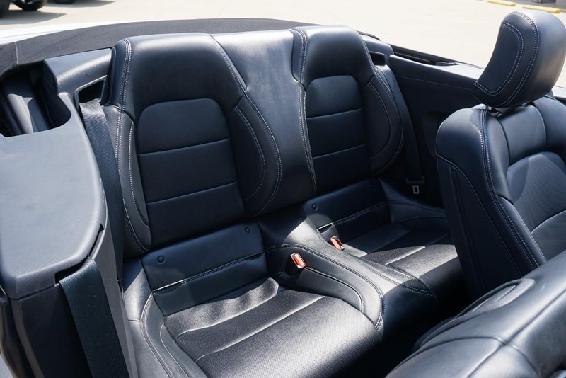 Ford Mustang Vehicle Full-screen Gallery Image 33