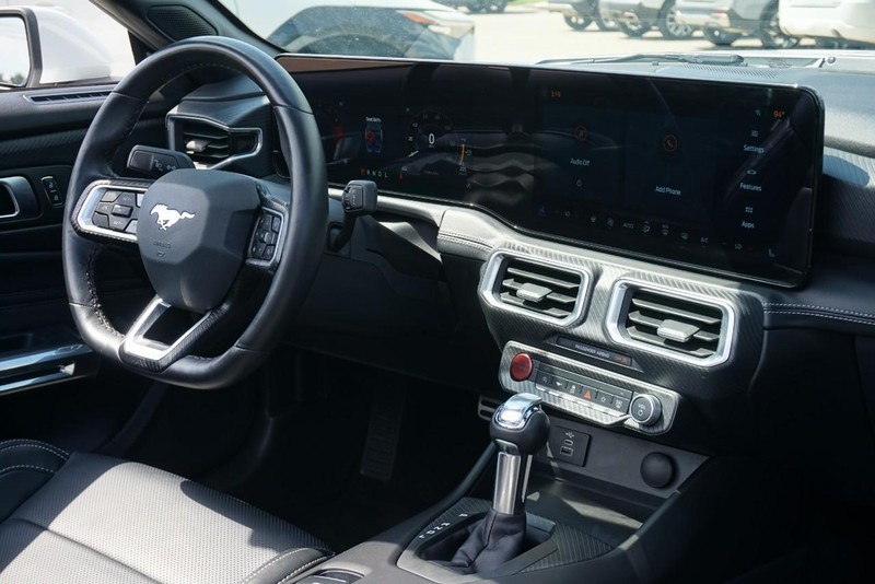 Ford Mustang Vehicle Full-screen Gallery Image 36