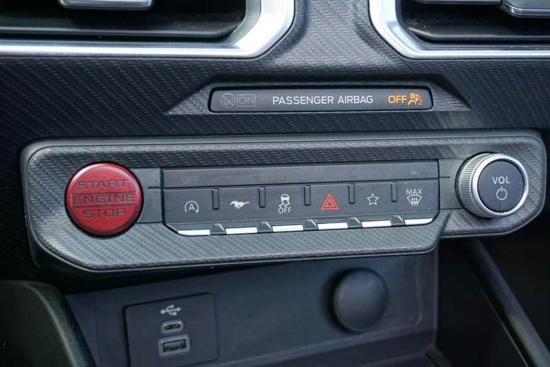 Ford Mustang Vehicle Full-screen Gallery Image 42