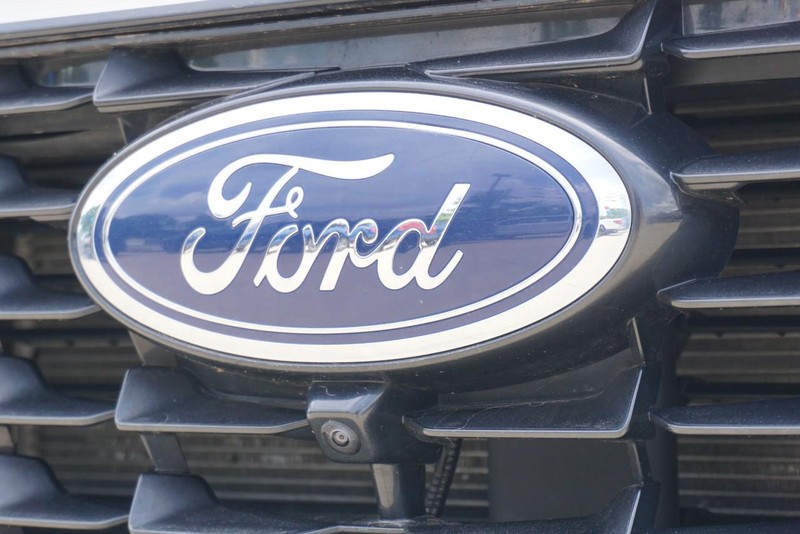Ford Escape Vehicle Full-screen Gallery Image 11