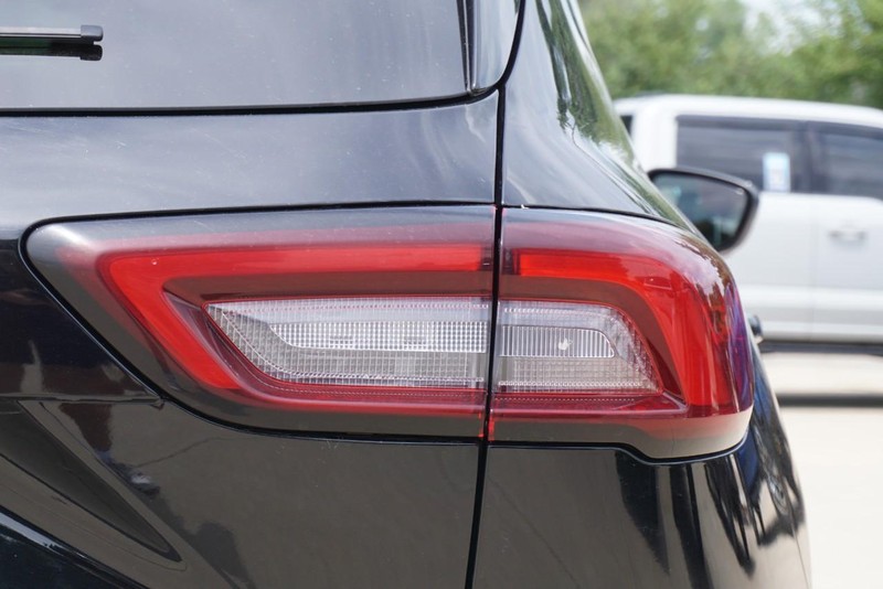 Ford Escape Vehicle Full-screen Gallery Image 17