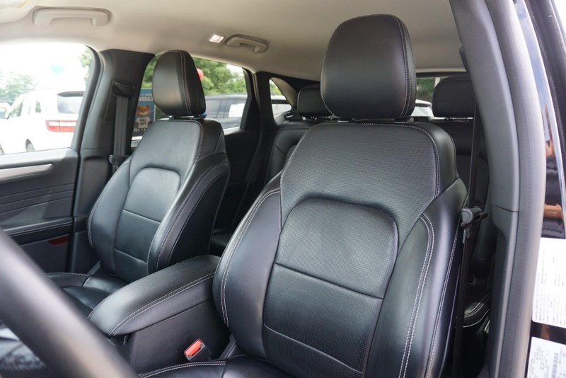 Ford Escape Vehicle Full-screen Gallery Image 24