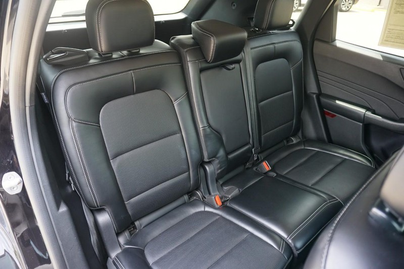 Ford Escape Vehicle Full-screen Gallery Image 28