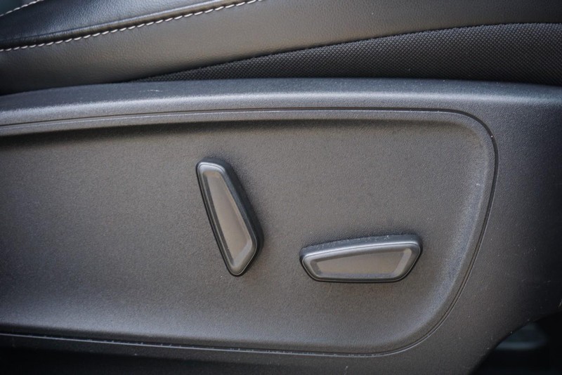 Ford Escape Vehicle Full-screen Gallery Image 30