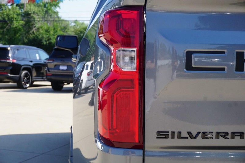 Chevrolet Silverado 1500 Vehicle Full-screen Gallery Image 21