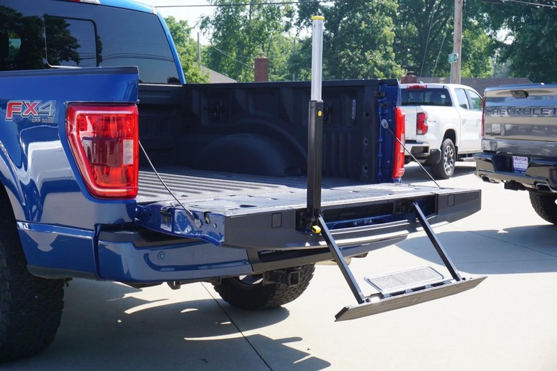Ford F-150 Vehicle Full-screen Gallery Image 25