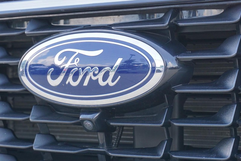 Ford Escape Vehicle Full-screen Gallery Image 10