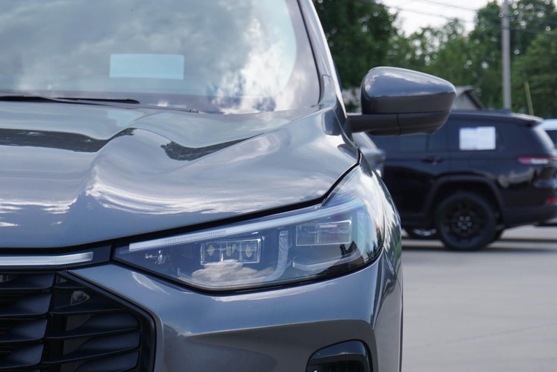 Ford Escape Vehicle Full-screen Gallery Image 11