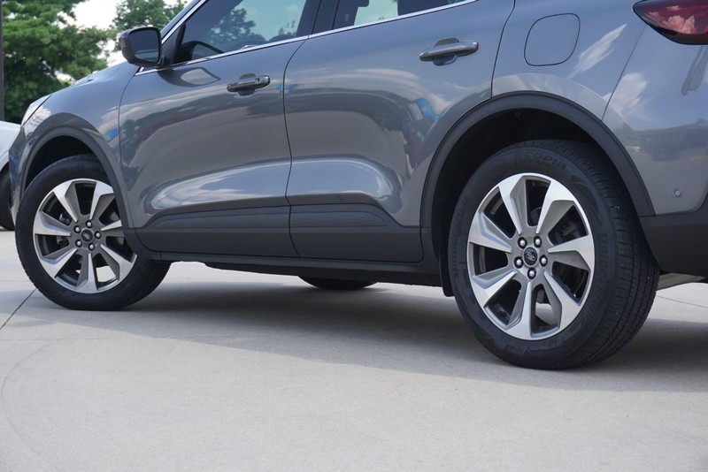 Ford Escape Vehicle Full-screen Gallery Image 13