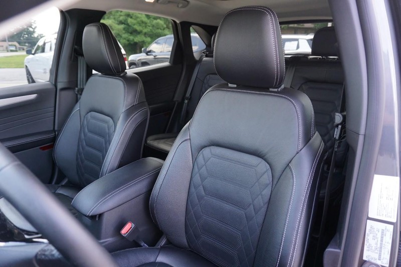 Ford Escape Vehicle Full-screen Gallery Image 23