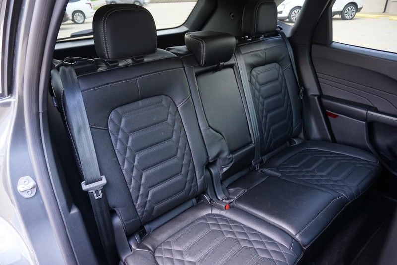 Ford Escape Vehicle Full-screen Gallery Image 27