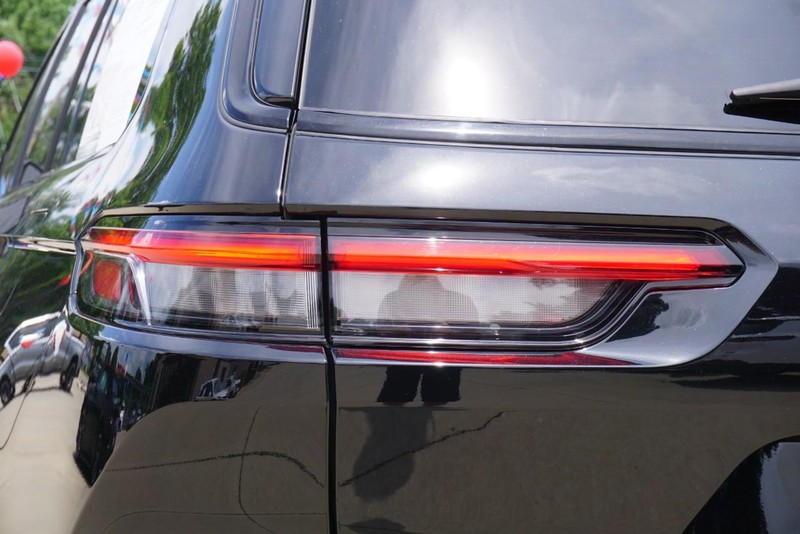 Jeep Grand Cherokee L Vehicle Full-screen Gallery Image 16