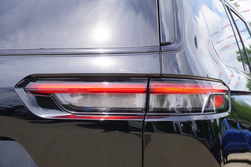 Jeep Grand Cherokee L Vehicle Full-screen Gallery Image 17
