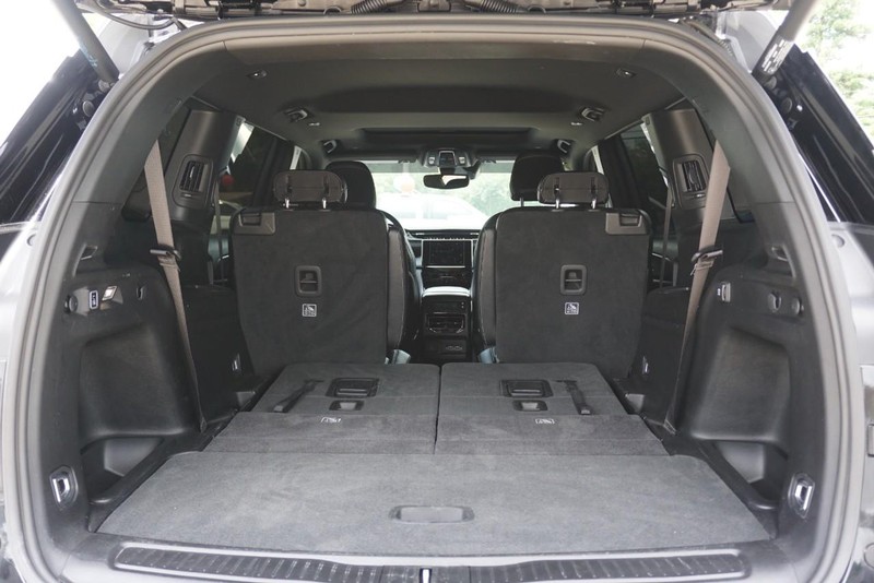 Jeep Grand Cherokee L Vehicle Full-screen Gallery Image 21