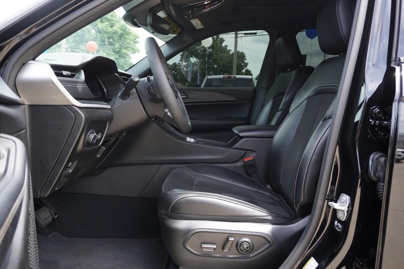 Jeep Grand Cherokee L Vehicle Full-screen Gallery Image 22