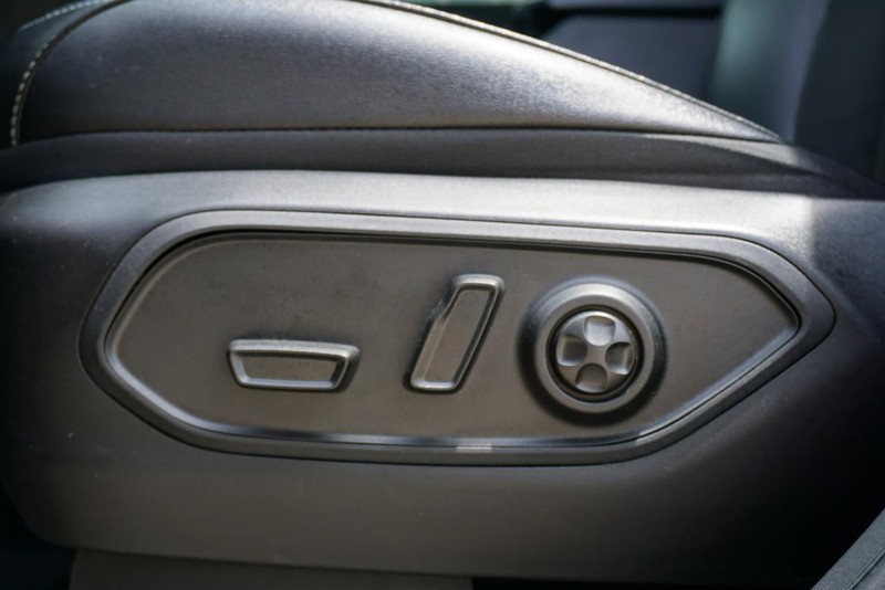 Jeep Grand Cherokee L Vehicle Full-screen Gallery Image 23