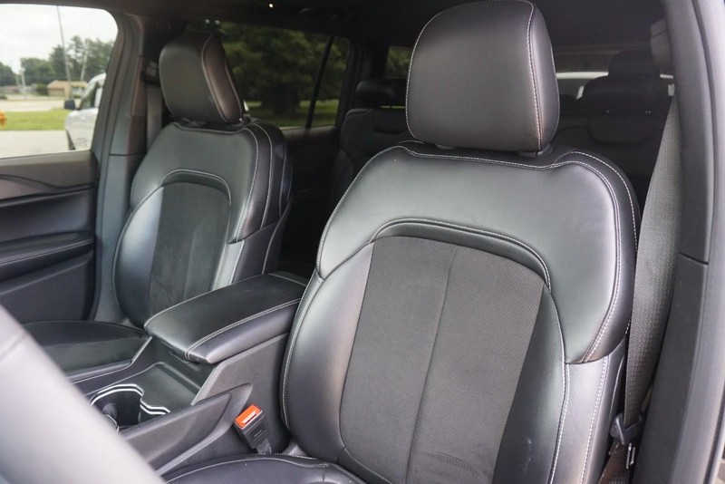 Jeep Grand Cherokee L Vehicle Full-screen Gallery Image 24
