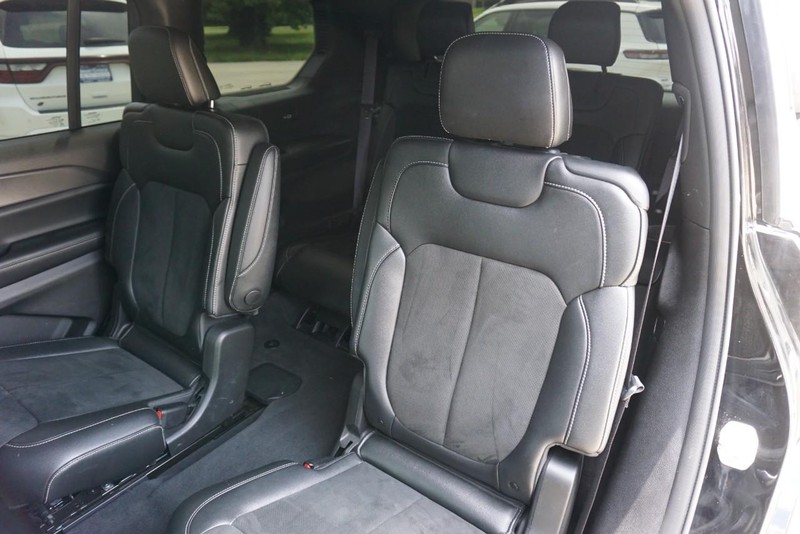 Jeep Grand Cherokee L Vehicle Full-screen Gallery Image 26