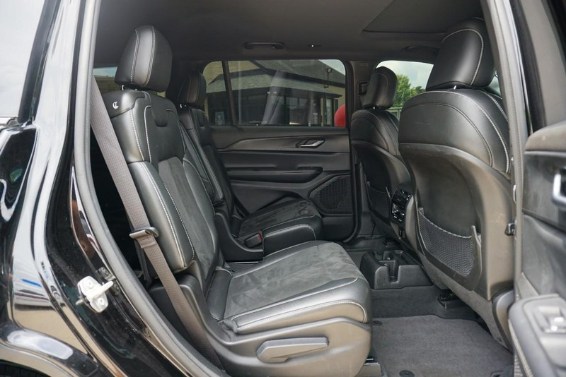 Jeep Grand Cherokee L Vehicle Full-screen Gallery Image 28
