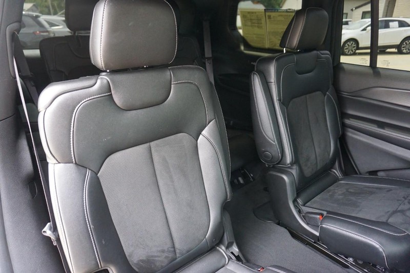 Jeep Grand Cherokee L Vehicle Full-screen Gallery Image 29