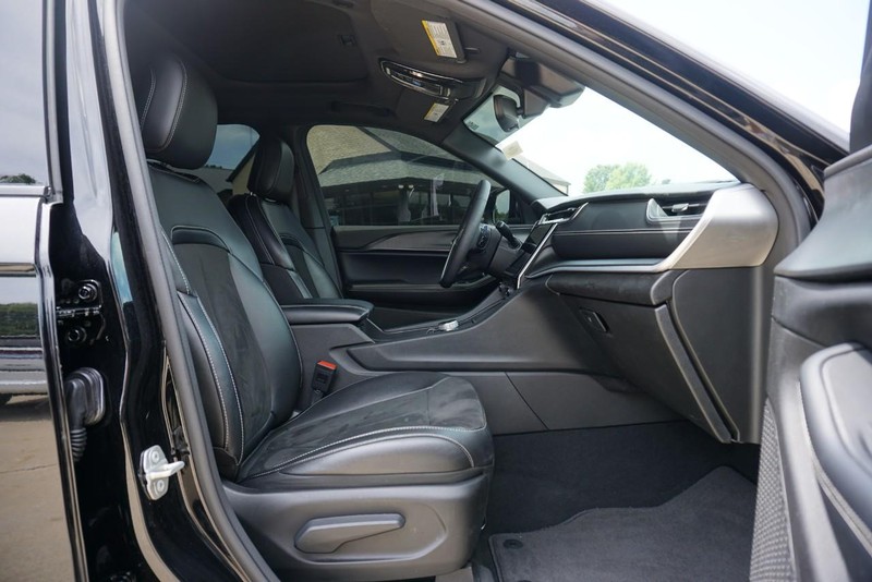 Jeep Grand Cherokee L Vehicle Full-screen Gallery Image 31