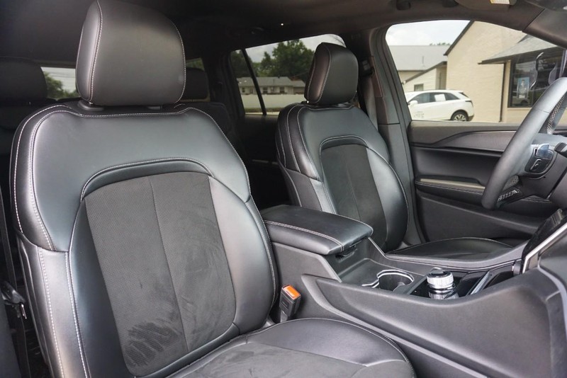 Jeep Grand Cherokee L Vehicle Full-screen Gallery Image 32