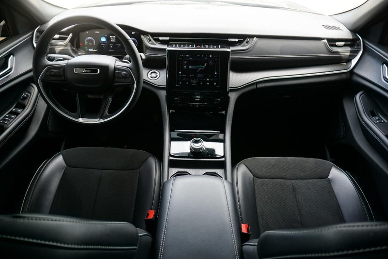 Jeep Grand Cherokee L Vehicle Full-screen Gallery Image 34