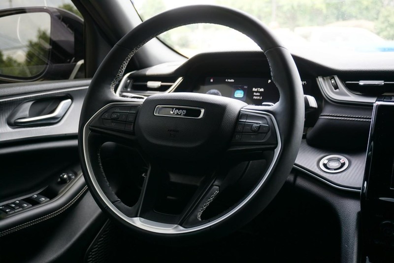 Jeep Grand Cherokee L Vehicle Full-screen Gallery Image 35