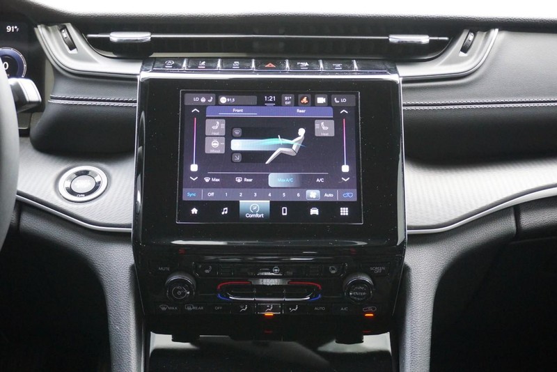 Jeep Grand Cherokee L Vehicle Full-screen Gallery Image 36