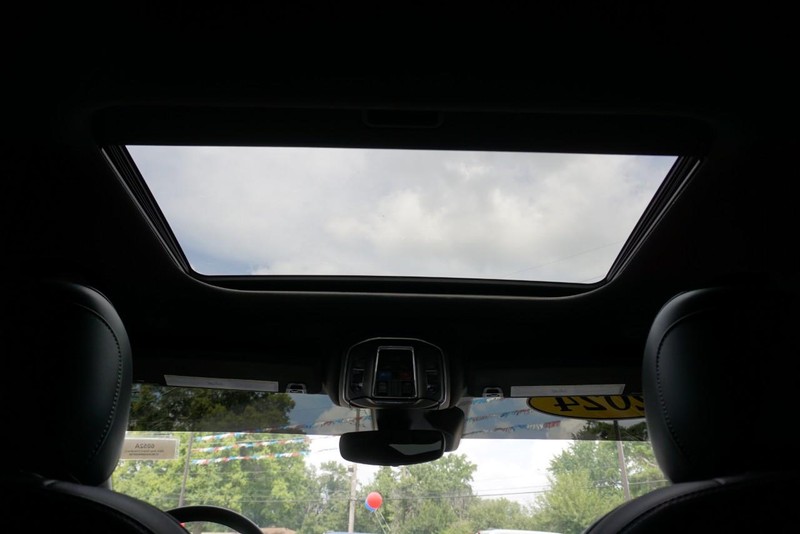 Jeep Grand Cherokee L Vehicle Full-screen Gallery Image 37