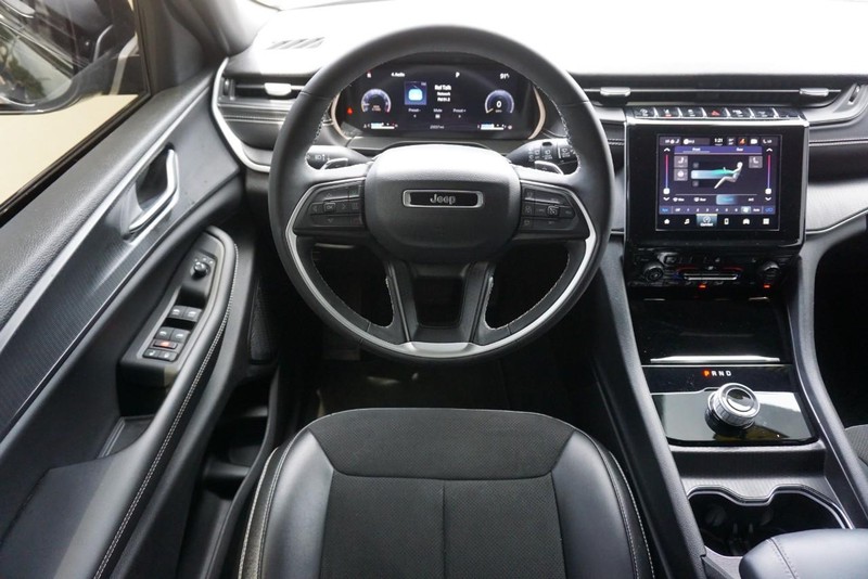 Jeep Grand Cherokee L Vehicle Full-screen Gallery Image 38