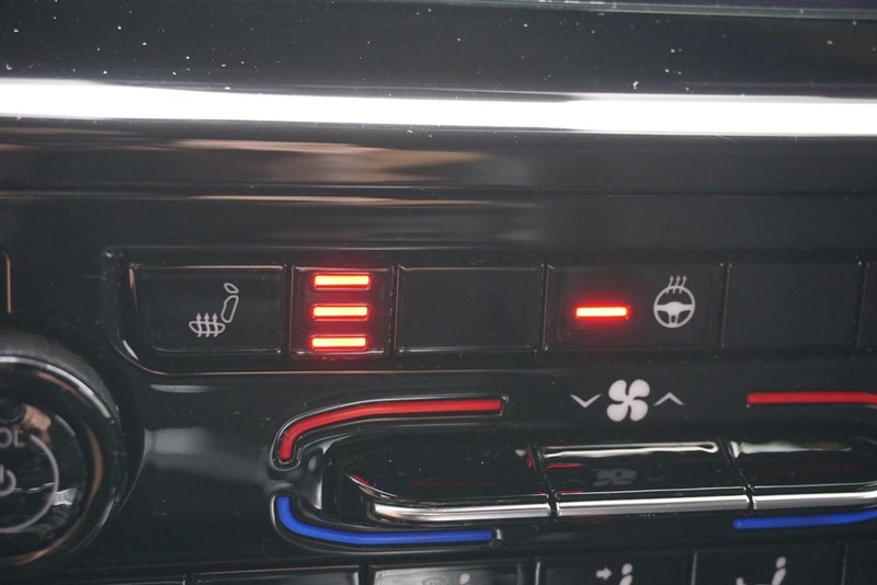 Jeep Grand Cherokee L Vehicle Full-screen Gallery Image 45