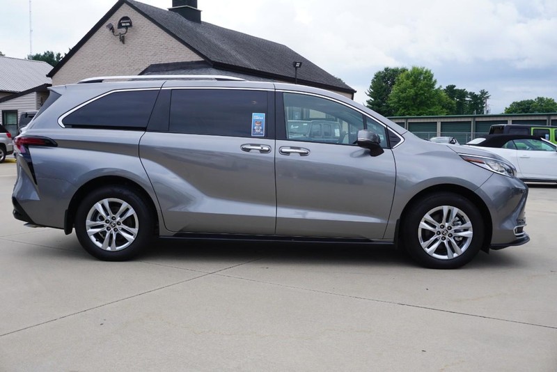 Toyota Sienna Vehicle Full-screen Gallery Image 02