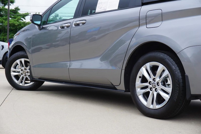 Toyota Sienna Vehicle Full-screen Gallery Image 13