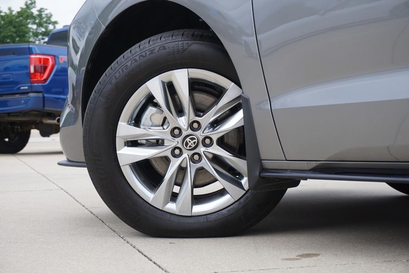 Toyota Sienna Vehicle Full-screen Gallery Image 14