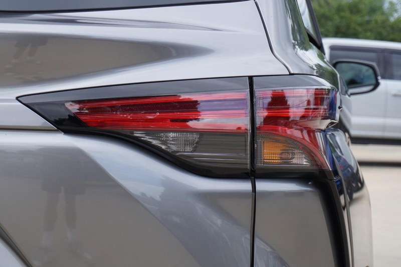 Toyota Sienna Vehicle Full-screen Gallery Image 17