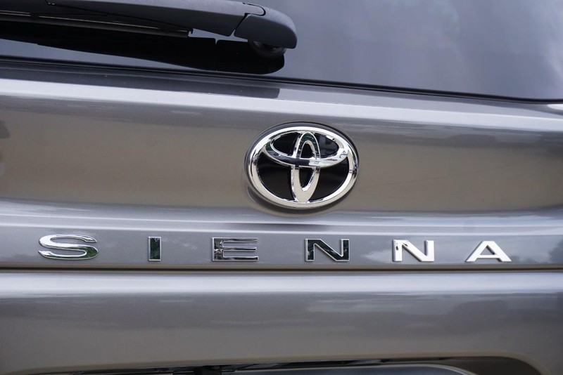 Toyota Sienna Vehicle Full-screen Gallery Image 18