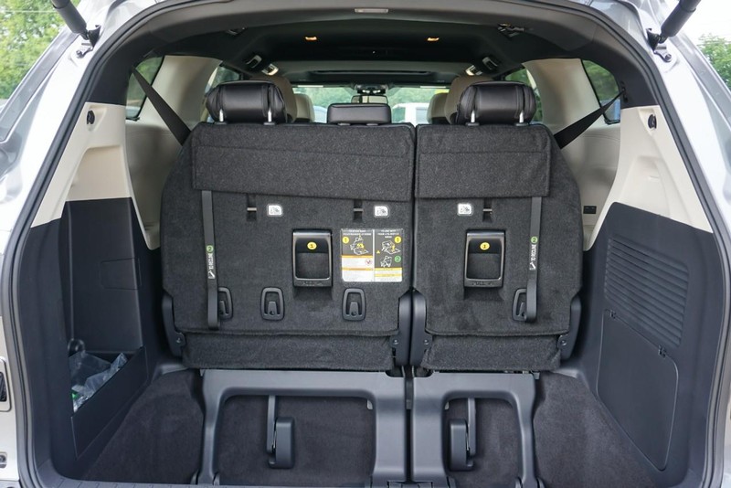 Toyota Sienna Vehicle Full-screen Gallery Image 21