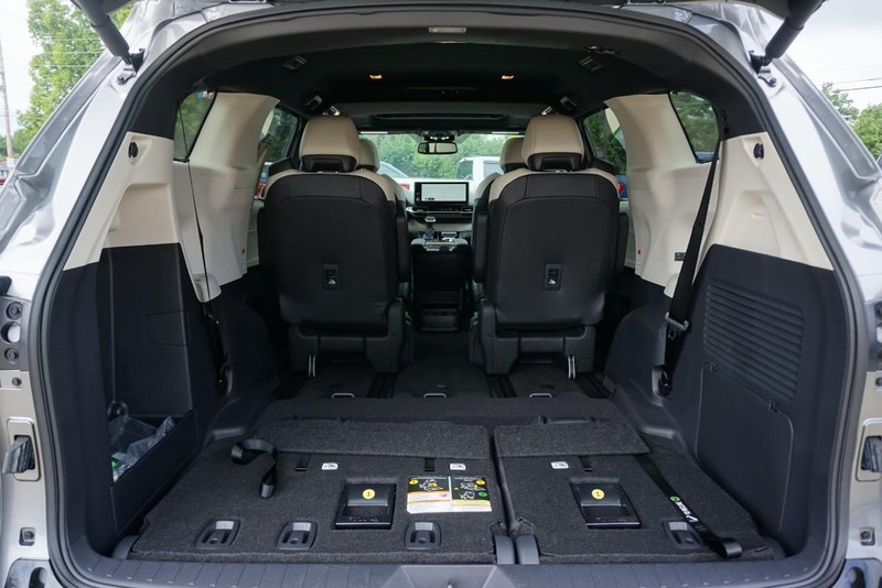 Toyota Sienna Vehicle Full-screen Gallery Image 22