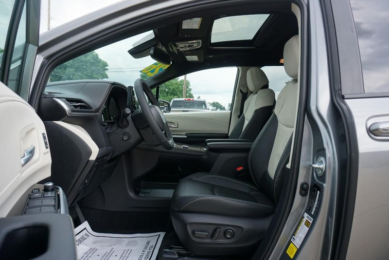 Toyota Sienna Vehicle Full-screen Gallery Image 23