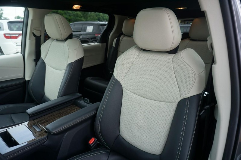 Toyota Sienna Vehicle Full-screen Gallery Image 25