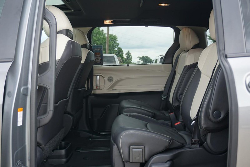 Toyota Sienna Vehicle Full-screen Gallery Image 26