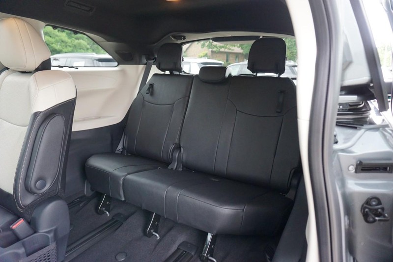 Toyota Sienna Vehicle Full-screen Gallery Image 28