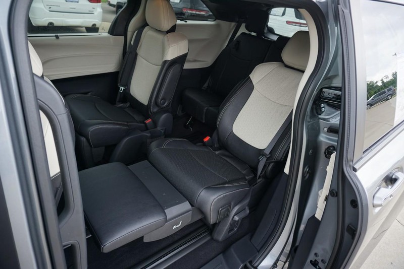 Toyota Sienna Vehicle Full-screen Gallery Image 29