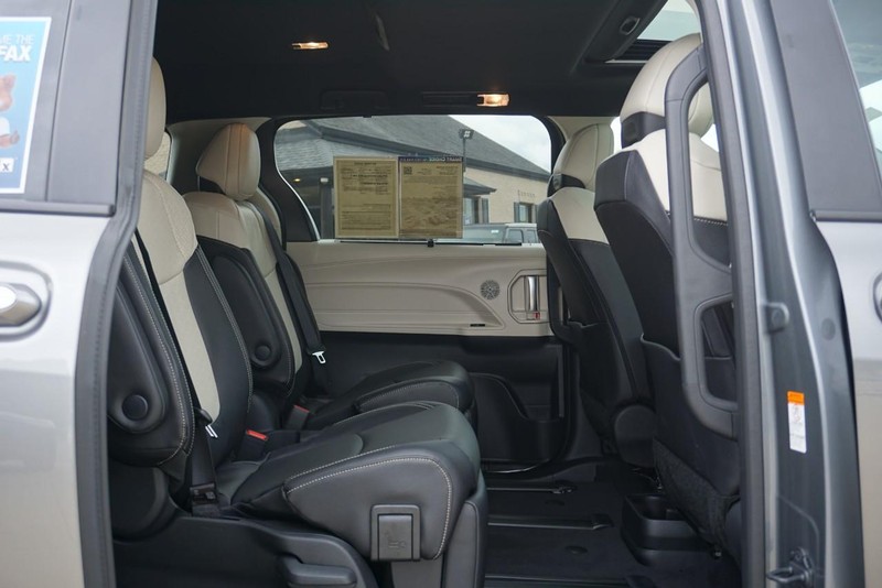 Toyota Sienna Vehicle Full-screen Gallery Image 30