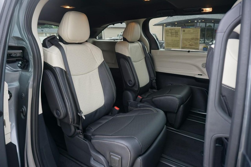 Toyota Sienna Vehicle Full-screen Gallery Image 31