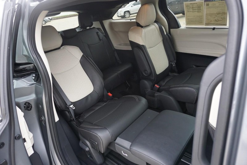 Toyota Sienna Vehicle Full-screen Gallery Image 33